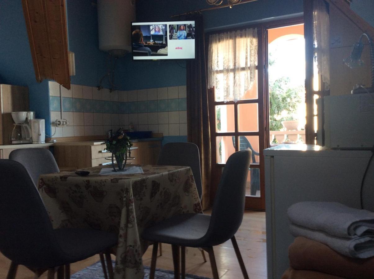 Ilona Kis Kastely Panzio Hotel Кестели Екстериор снимка