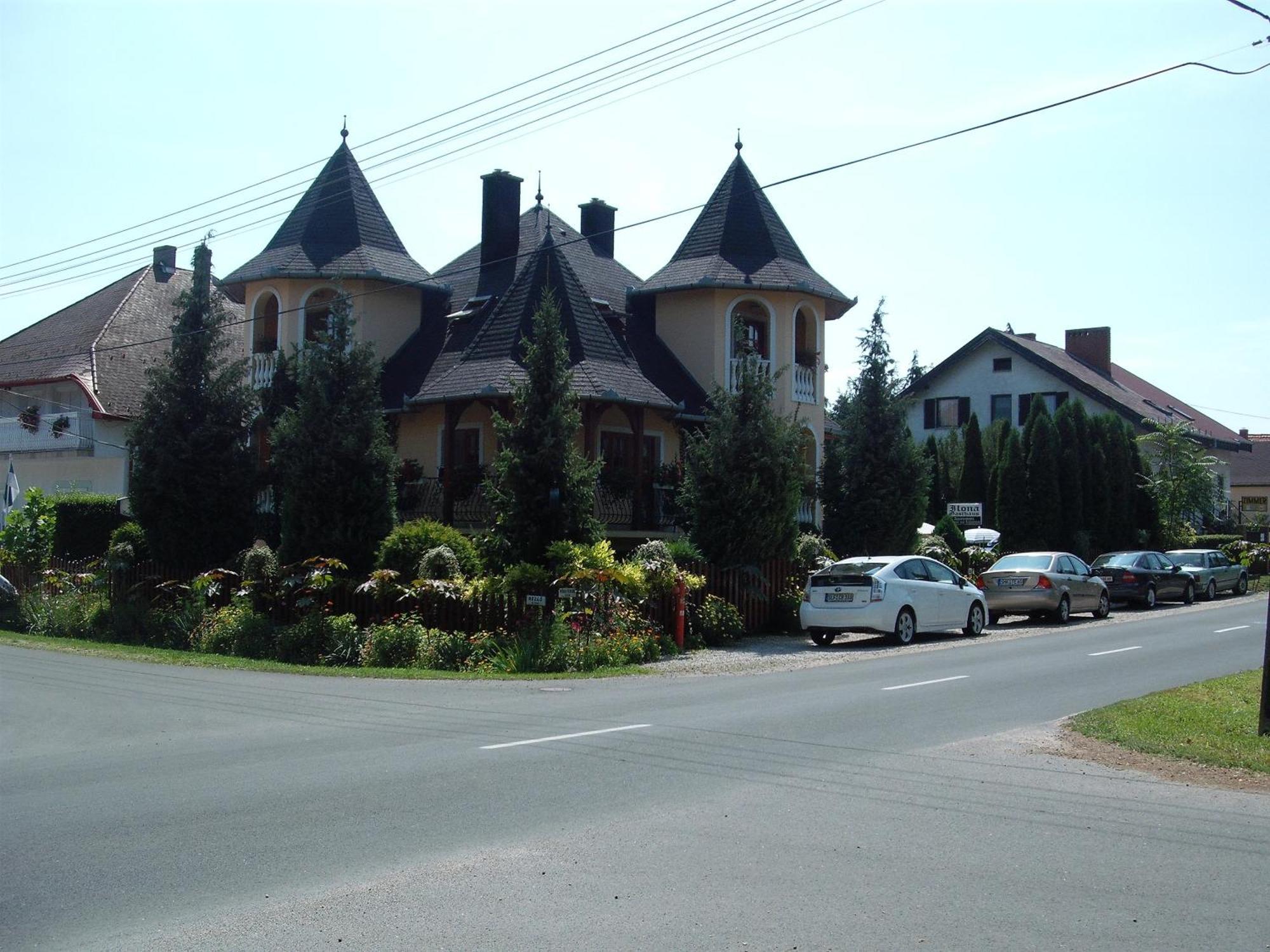 Ilona Kis Kastely Panzio Hotel Кестели Екстериор снимка