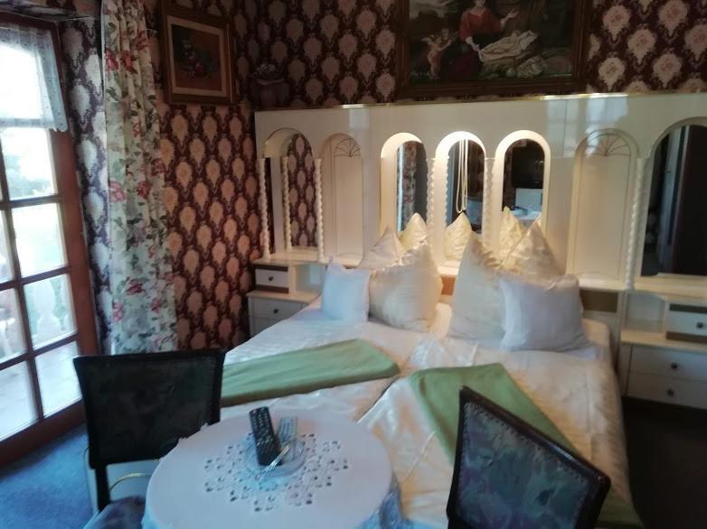 Ilona Kis Kastely Panzio Hotel Кестели Екстериор снимка